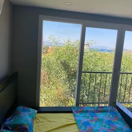Yeni Foca'da Terasli Muestakil Ev Hotel Yenifoca