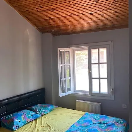 Yeni Foca'da Terasli Muestakil Ev Hotel