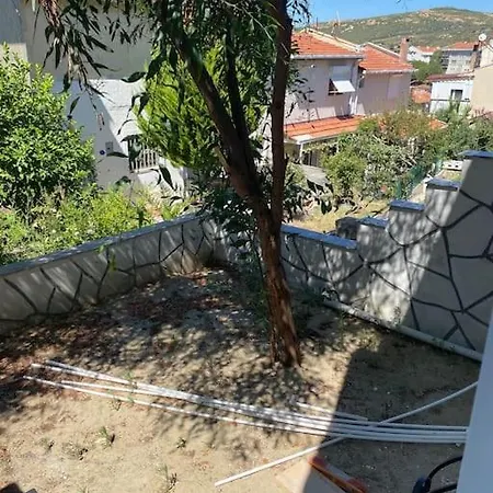 Hotel Yeni Foca'da Terasli Muestakil Ev *