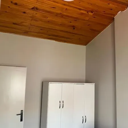 Yeni Foca'da Terasli Muestakil Ev Hotel Yenifoca