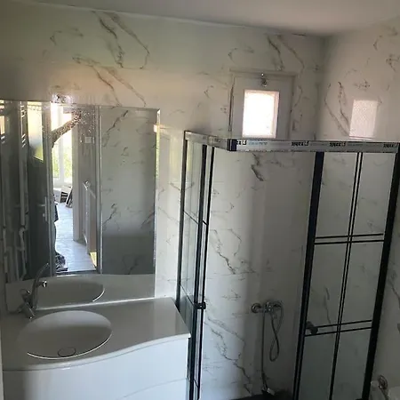 Yeni Foca'da Terasli Muestakil Ev Hotel *
