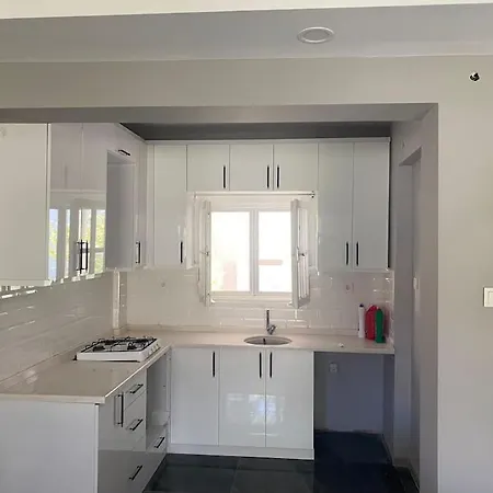 Hotel Yeni Foca'da Terasli Muestakil Ev *